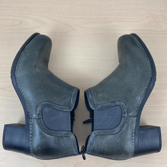 Dansko Harlene Distressed Grey Leather Heeled Bootie Size 40 - Picture 5 of 9